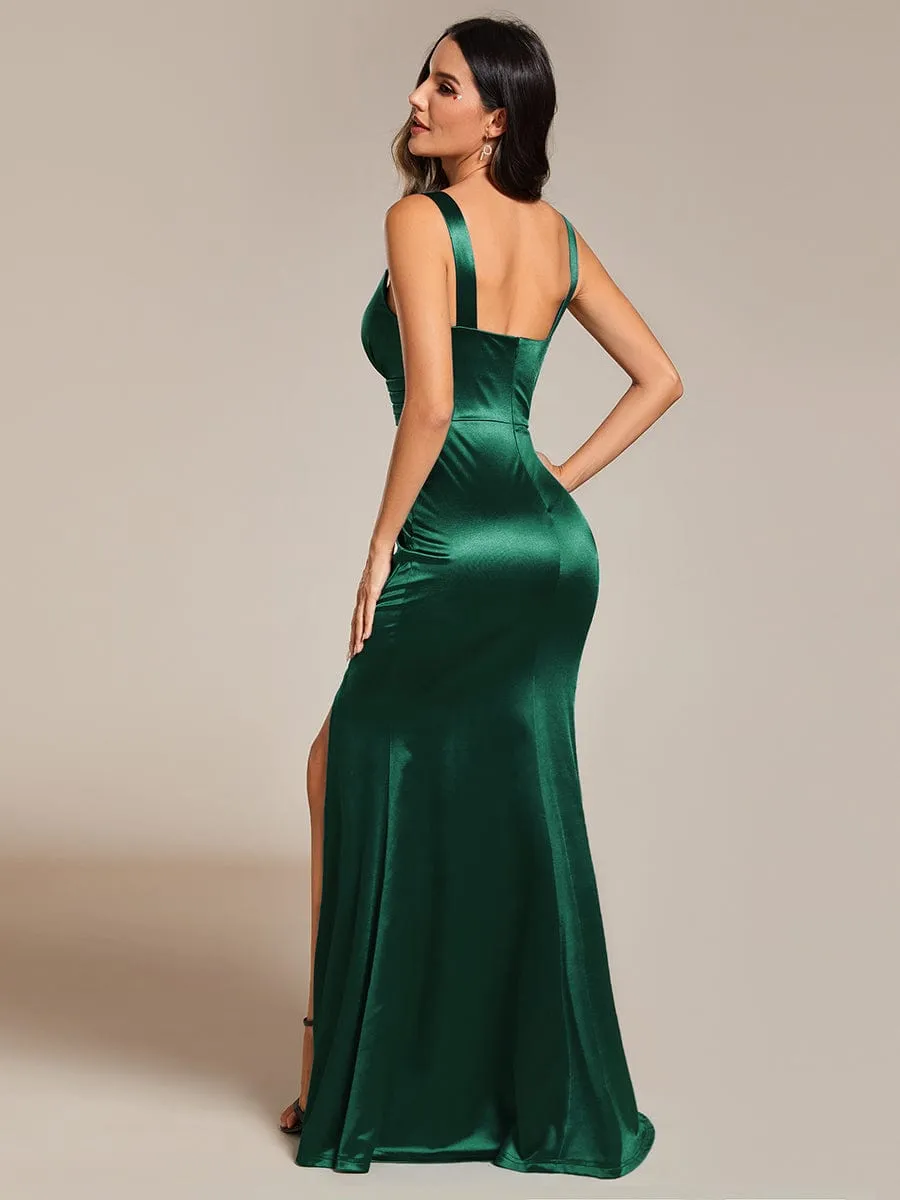 Robe de soirée plissée en satin à fente haute et col en V à bretelles spaghetti